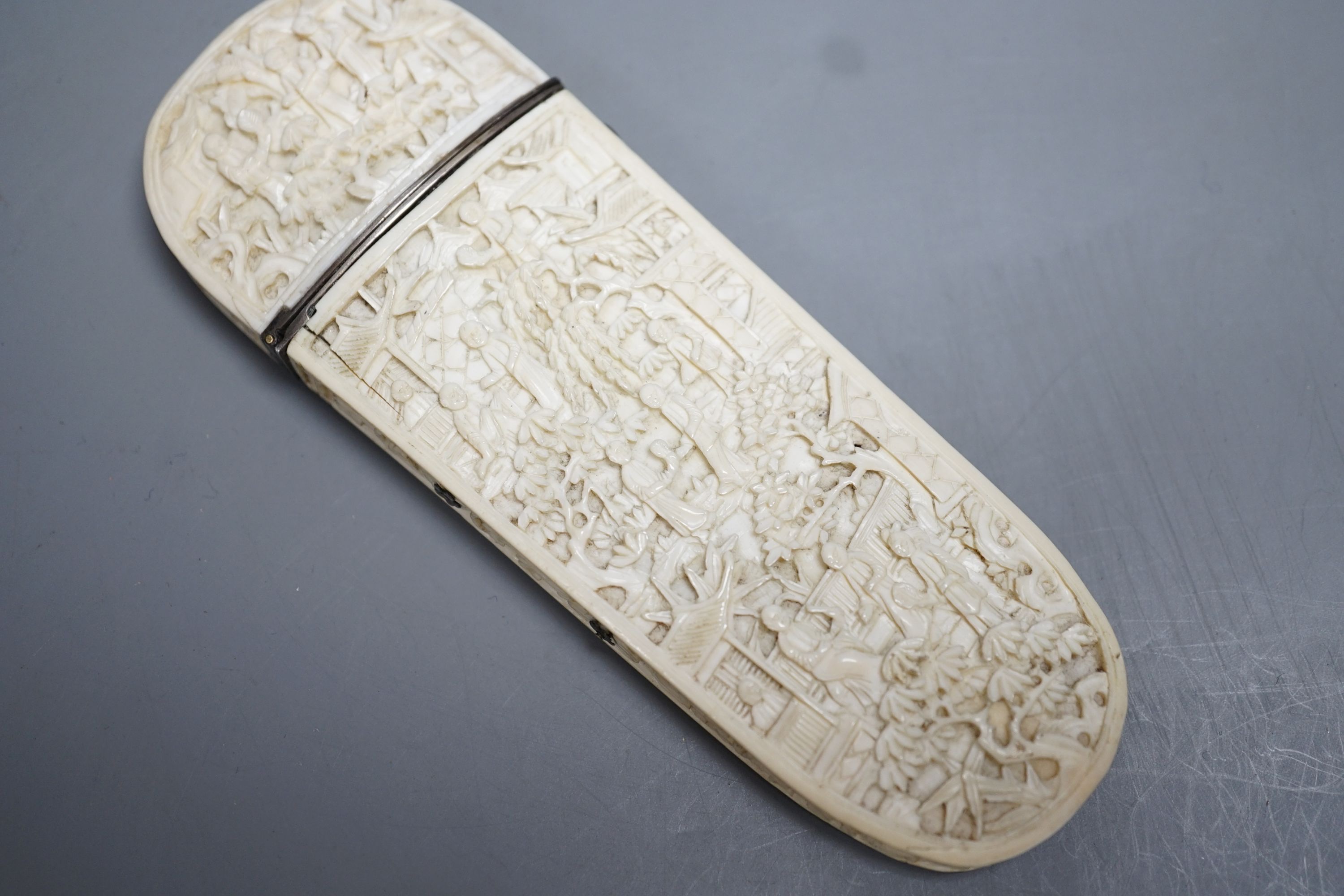 A 19th century Chinese export ivory spectacle case 14cm